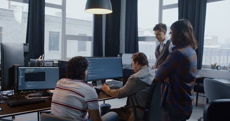 Das Web- und Software-Developer-Team der Agentur 5150media bei der gemeinsamen Arbeit am Arbeitsplatz im Büro.