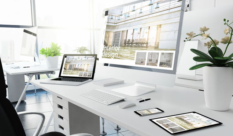 Laptop- und Smartphone-Mockup zeigt eine von 5150media erstellte, responsive Website aus dem Bereich Raumgestaltung und Interior Design.