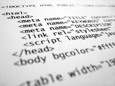 Schlank programmierter HTML5- und CSS3-Quellcode auf einem Monitor für eine performante, SEO-optimierte Unternehmenswebseite.