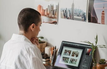 Eine professionelle Webdesignerin der Agentur 5150media entwickelt am Monitor ein individuelles, responsives User-Interface-Design für eine moderne Unternehmenswebseite.