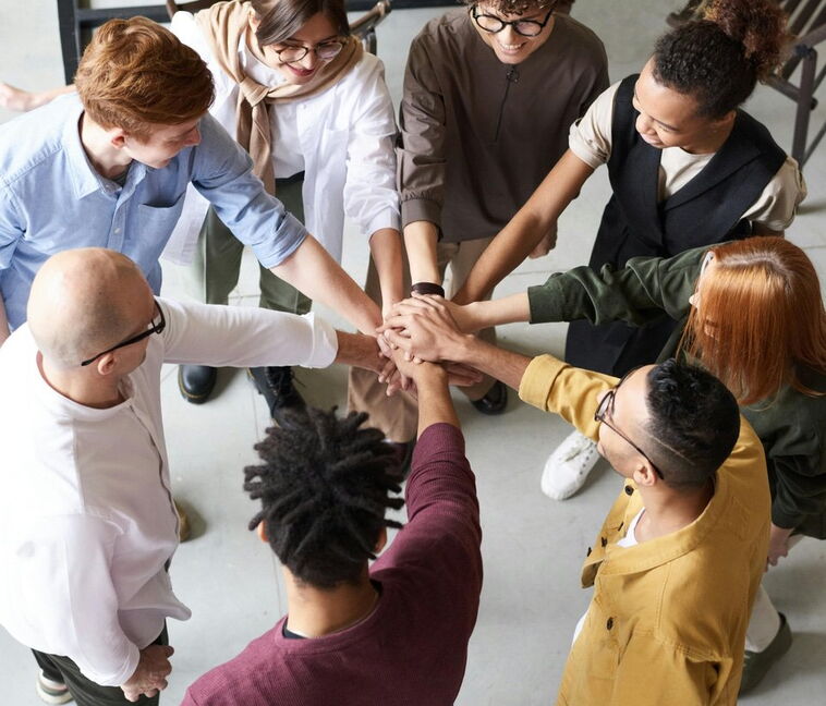Hände-Stack eines Teams im Office als Symbol für starke Zusammenarbeit, Zusammenhalt und Motivation in der Webagentur 5150media.