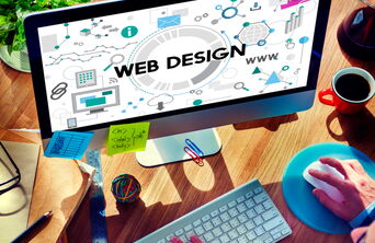 So sieht digitale Präzision aus – im Hintergrund wird an den Layouts und Grafiken für eine neue, professionelle Kunden-Website gefeilt.