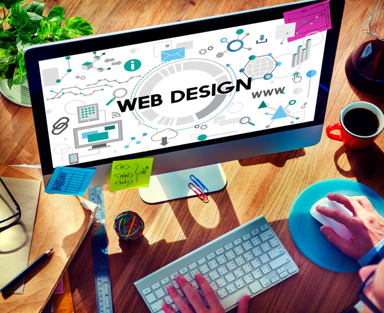 So sieht digitale Präzision aus – im Hintergrund wird an den Layouts und Grafiken für eine neue, professionelle Kunden-Website gefeilt.