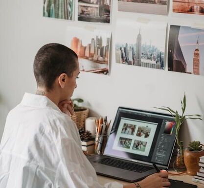 Eine professionelle Webdesignerin der Agentur 5150media entwickelt am Monitor ein individuelles, responsives User-Interface-Design für eine moderne Unternehmenswebseite.